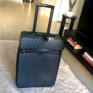 Louis Vuitton, 100% authentic rolling luggage,